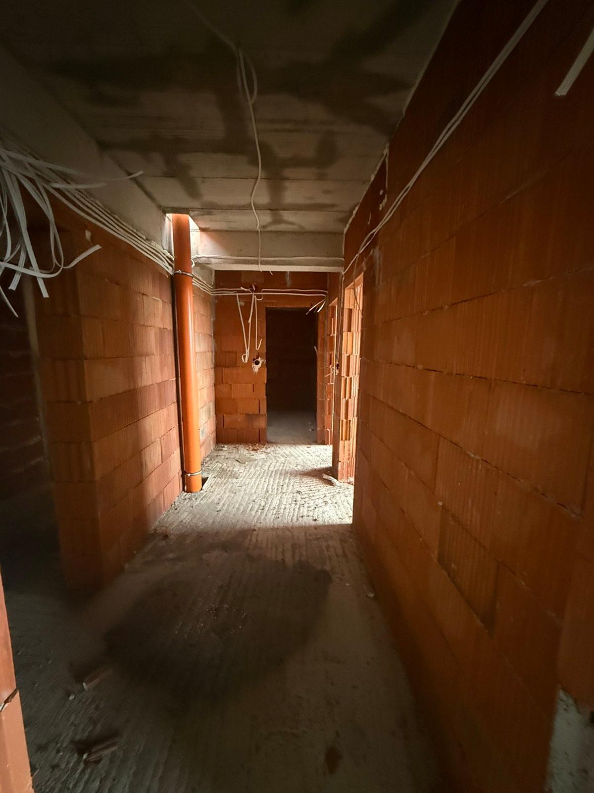  Тристаен апартамент в МАЛКА СГРАДА с ГАРАЖ - кв. Беломорски 3