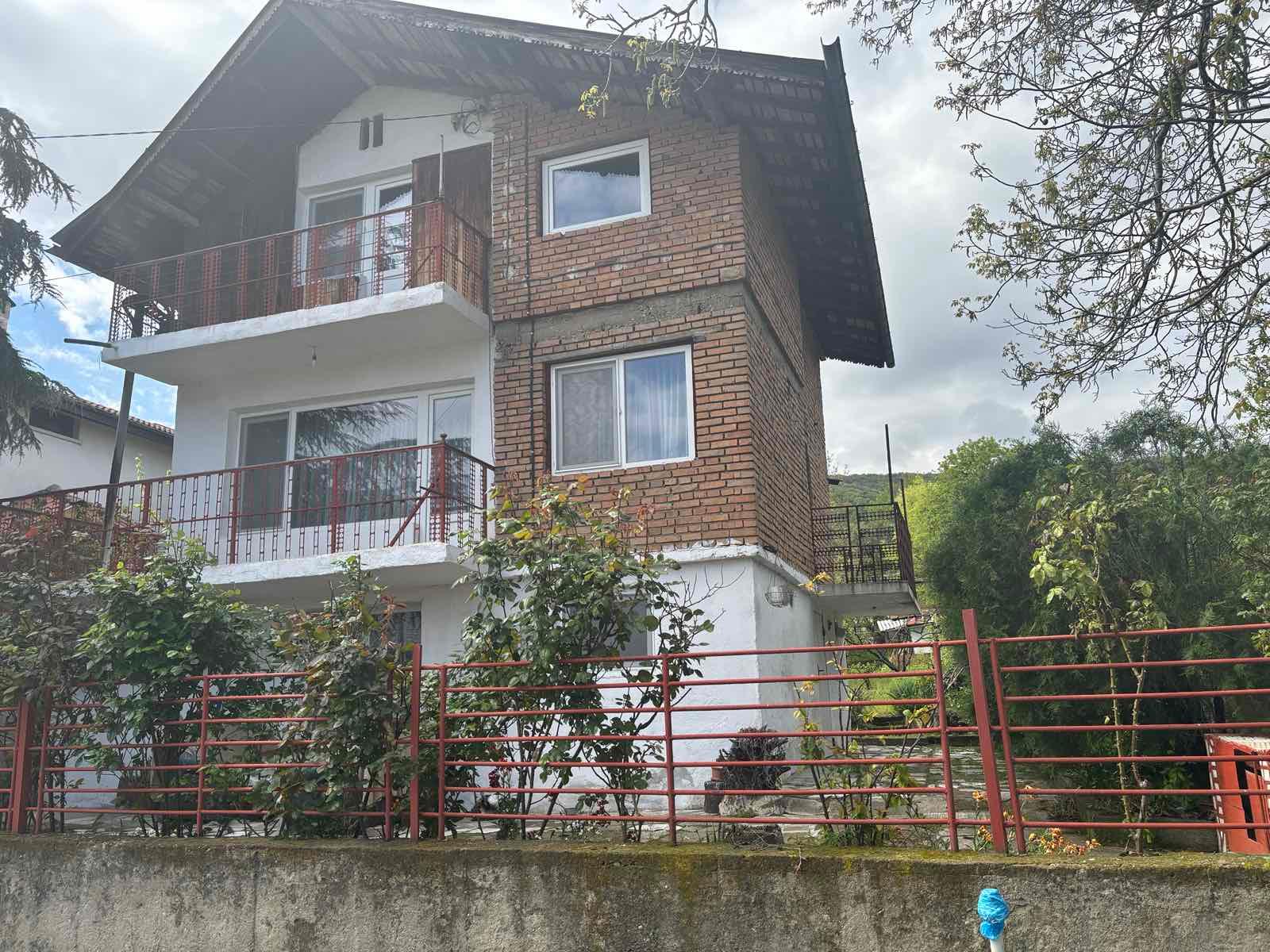 Масивна три етажна къща - село Брестник