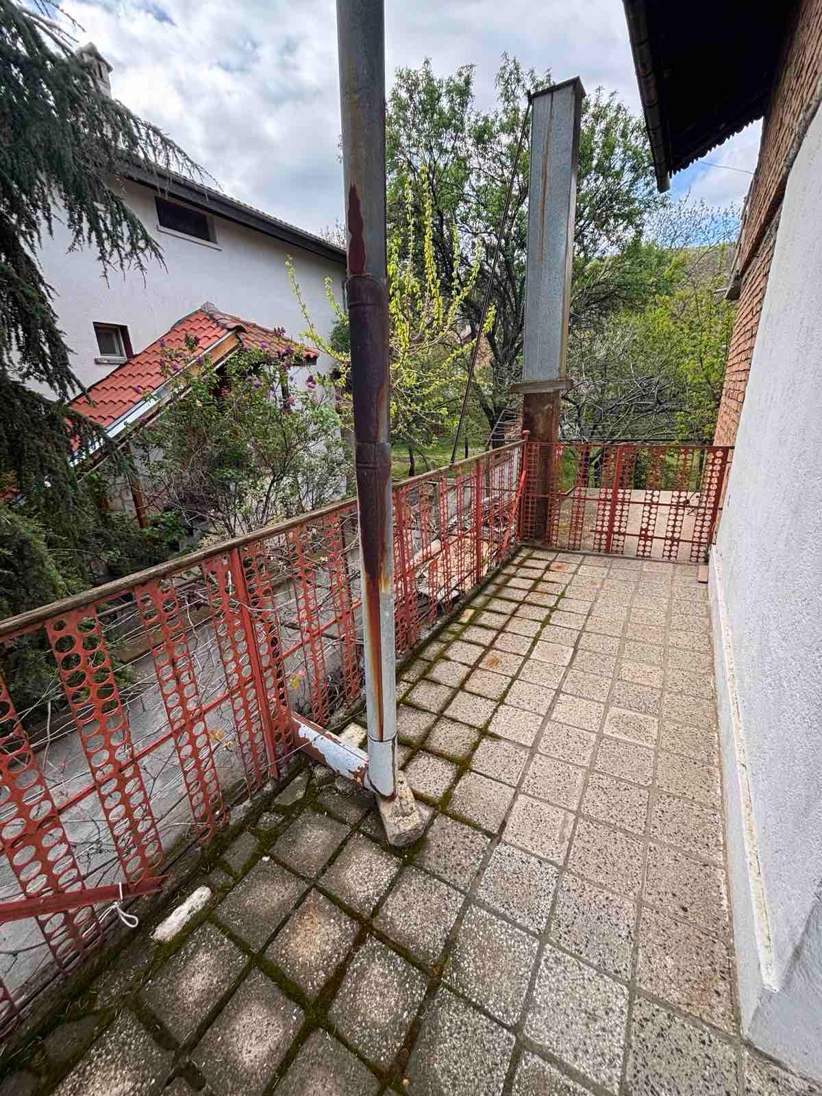 Масивна три етажна къща - село Брестник 2