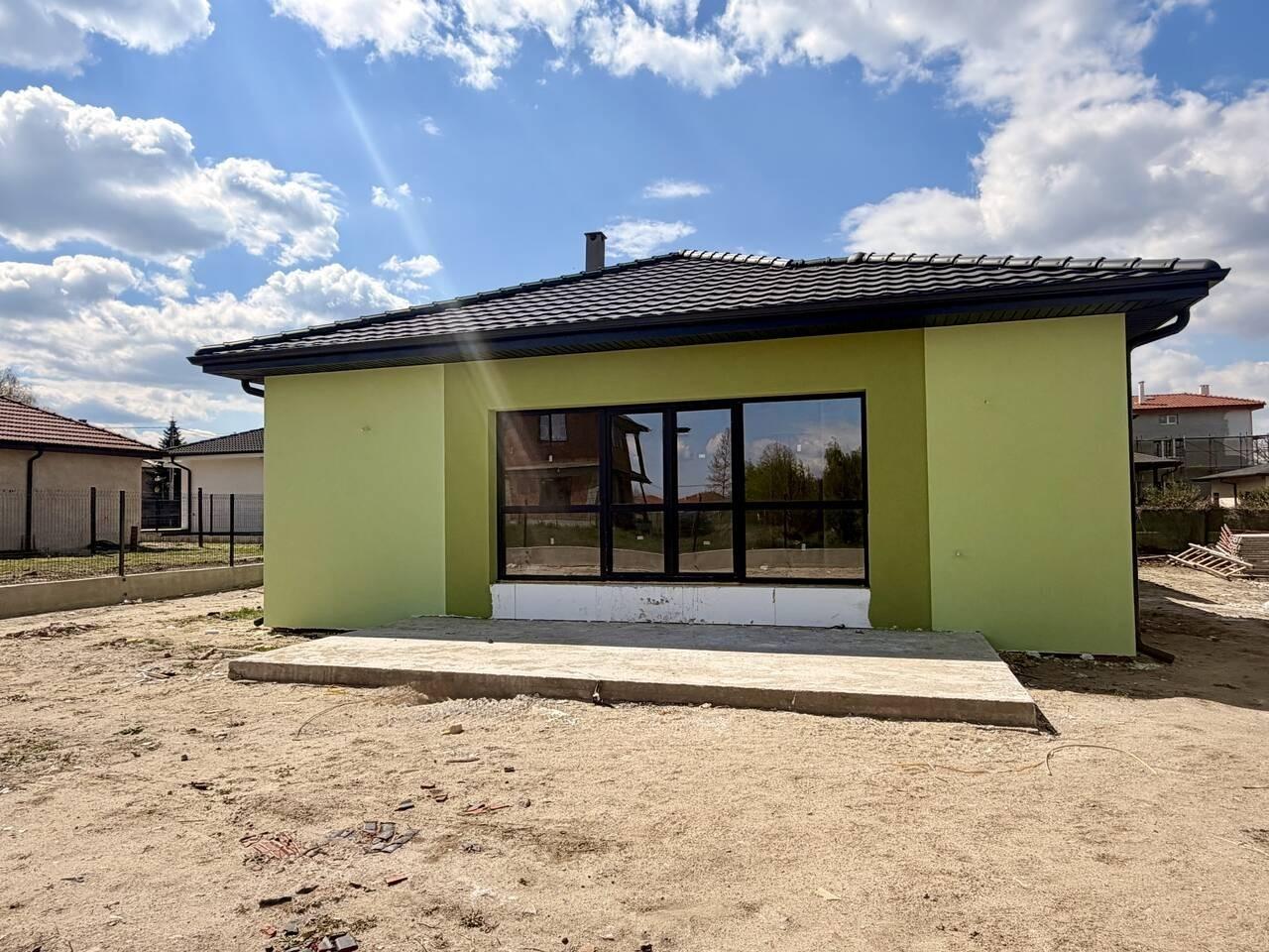 Продава се новопостроена еднофамилна къща в с. Скутаре 2