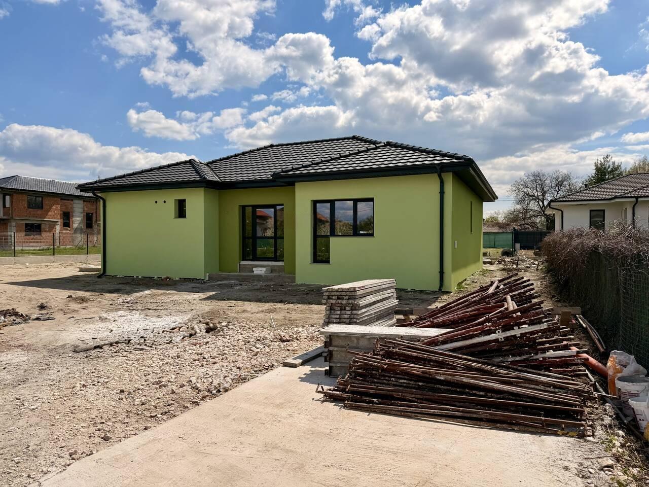 Продава се новопостроена еднофамилна къща в с. Скутаре